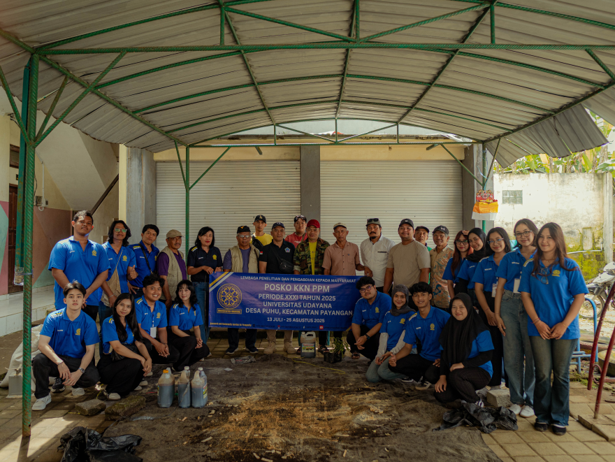 KKN UNIVERSITAS UDAYANA GELAR SOSIALISASI HIJAUAN PAKAN DAN WORKSHOP PEMBUATAN SILASE UNTUK PETERNAK DI DESA PUHU 