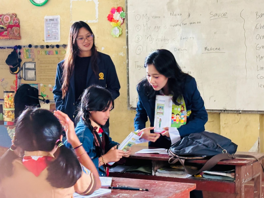 KOLABORASI SDN 3 PUHU BERSAMA KKN PPM XXXI DESA PUHU: MENINGKATKAN KEMAMPUAN BAHASA ANAK SEJAK DINI 